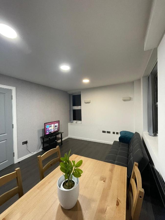 Charming Modern Apartment Near London Heathrow Feltham Exterior foto