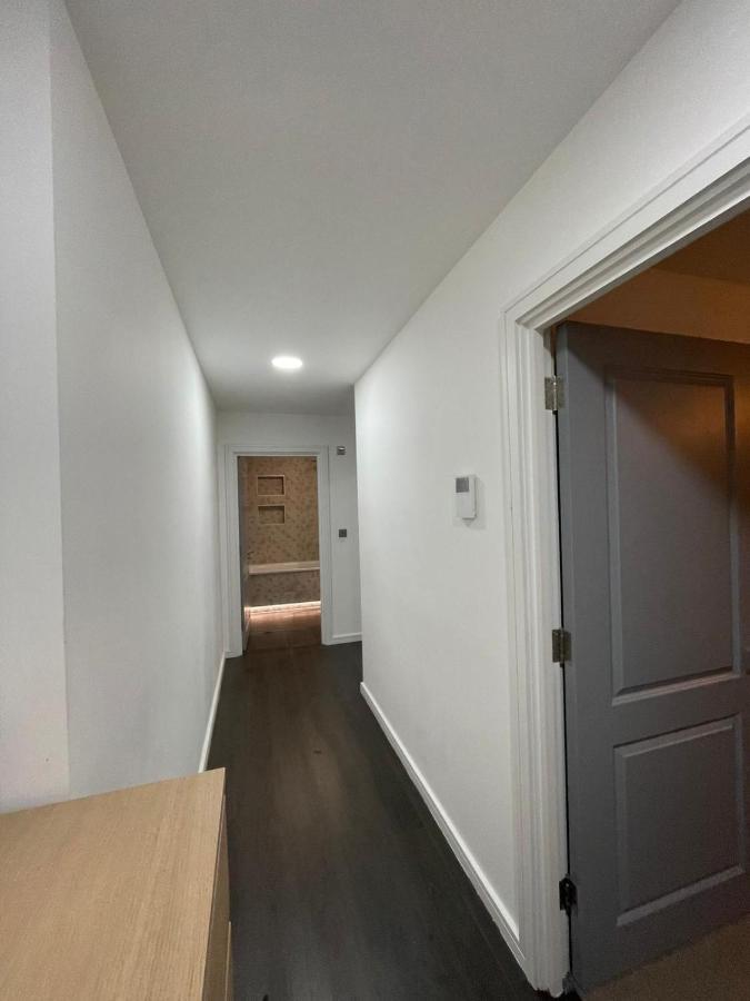 Charming Modern Apartment Near London Heathrow Feltham Exterior foto