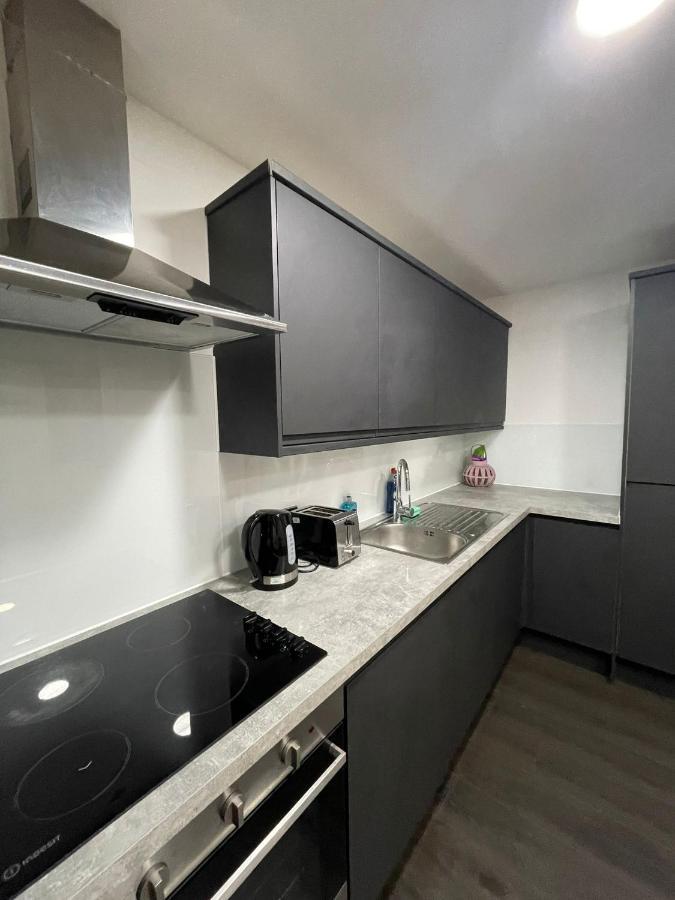 Charming Modern Apartment Near London Heathrow Feltham Exterior foto